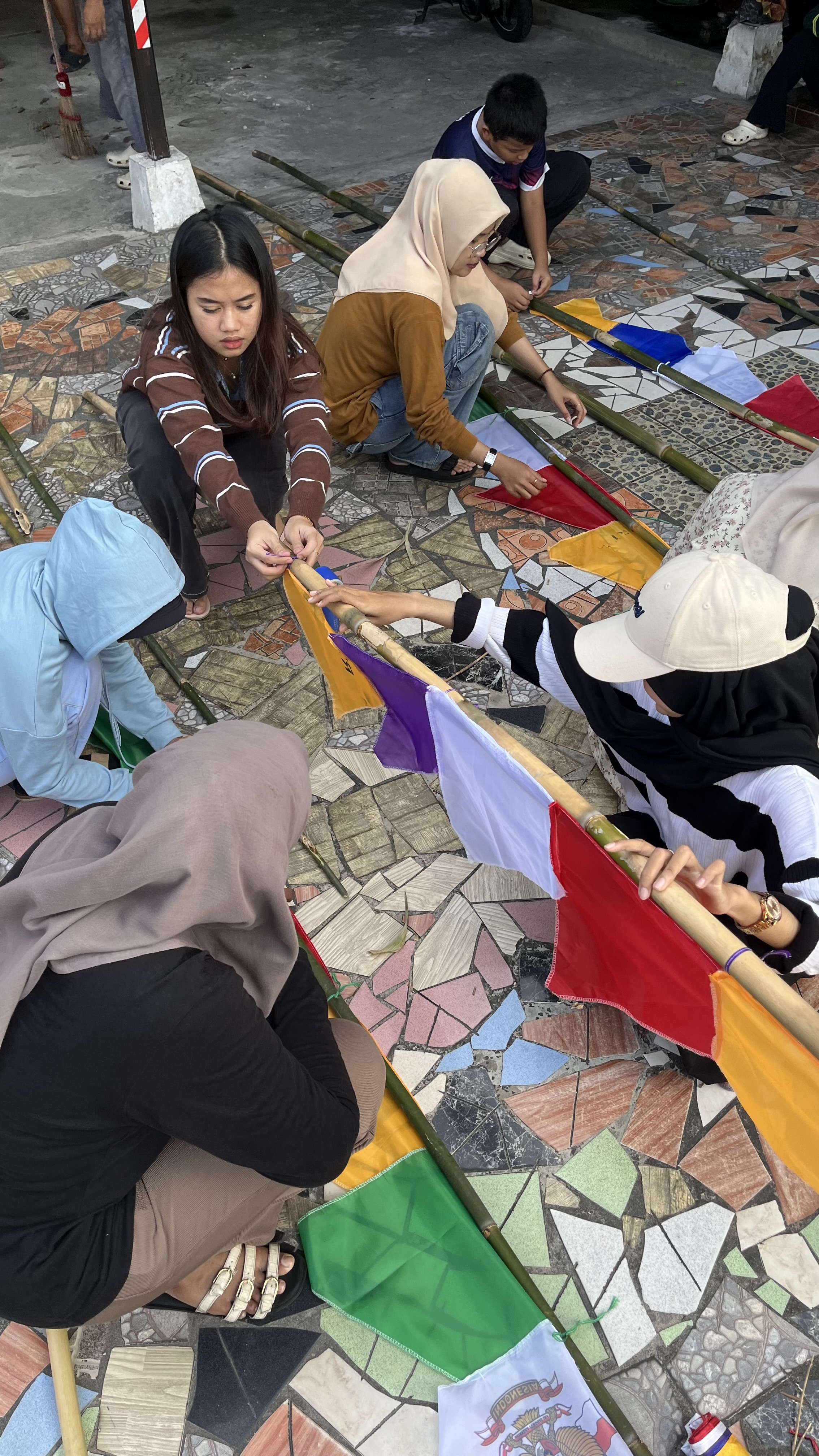 Mahasiswa KKN Universitas Mulia Pasang Umbul-Umbul di RT 83 Karang Rejo