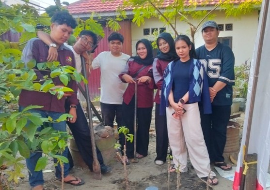 Mahasiswa KKN Universitas Mulia Pasang 10 Titik Biopori di Kelurahan Karang Rejo
